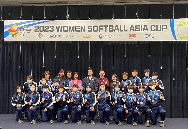 (圖)Chinese Taipei’s team at the Women Softball Asia Cup 2023 received a congratulatory message from the Sports Administration Director-General Cheng (photo provided by the Chinese Taipei Softball Association)